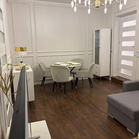 Centre Modern Elegance In Newly Renovated